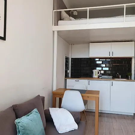 48 Apart Apartment *