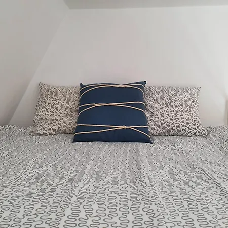 48 Apart Apartment *
